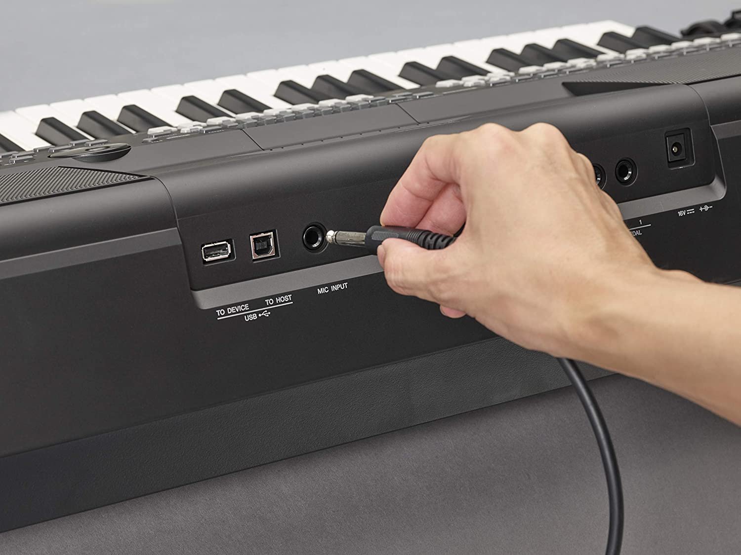 Yamaha PSR-X600 Arranger Workstation keyboard